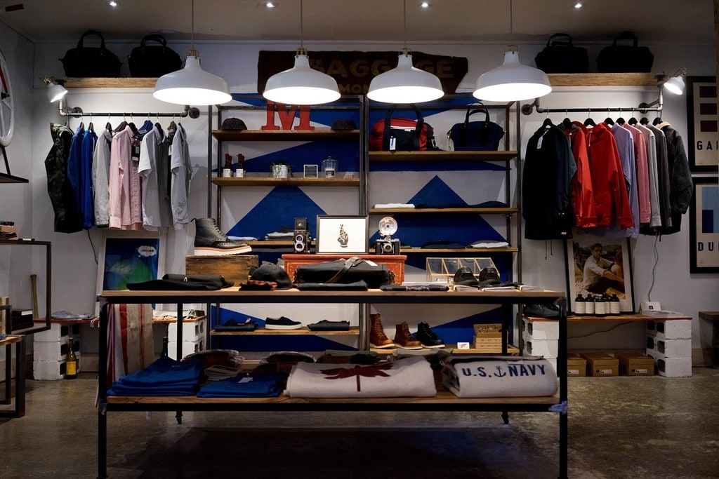 Créer des tenues stylées avec des pièces basiques
